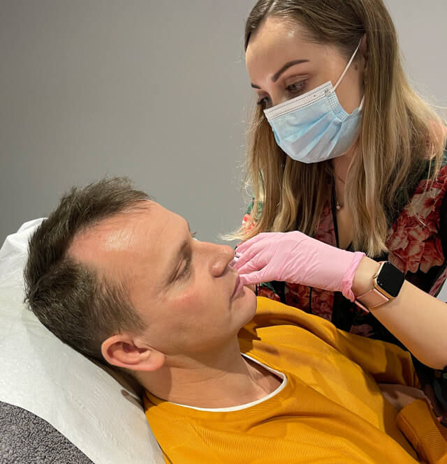 aesthetic practitioner performs men botox for anti0wrinkle at skinoza clinic in london
