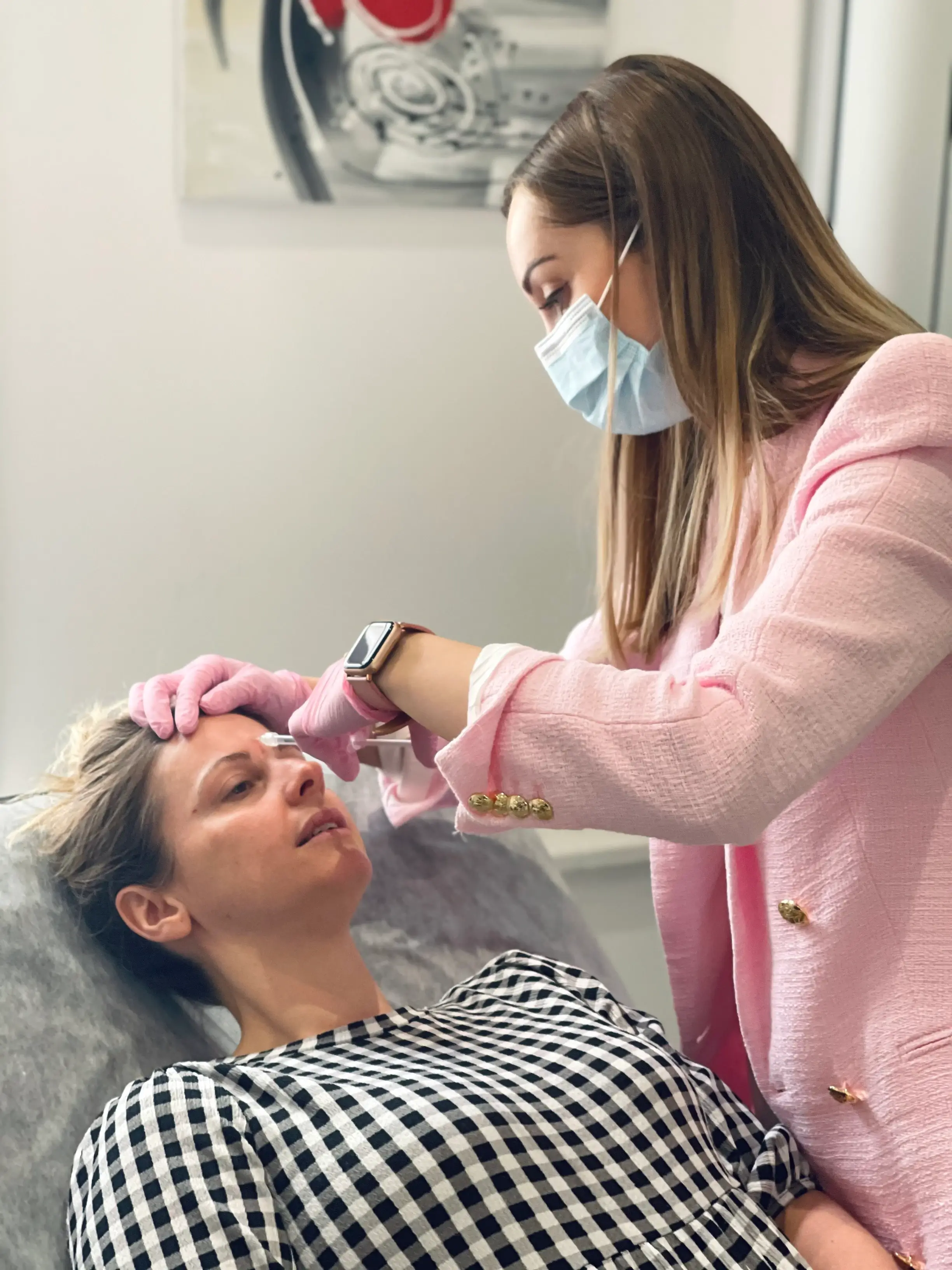 woman gets anti-wrinkle injections in her forehead