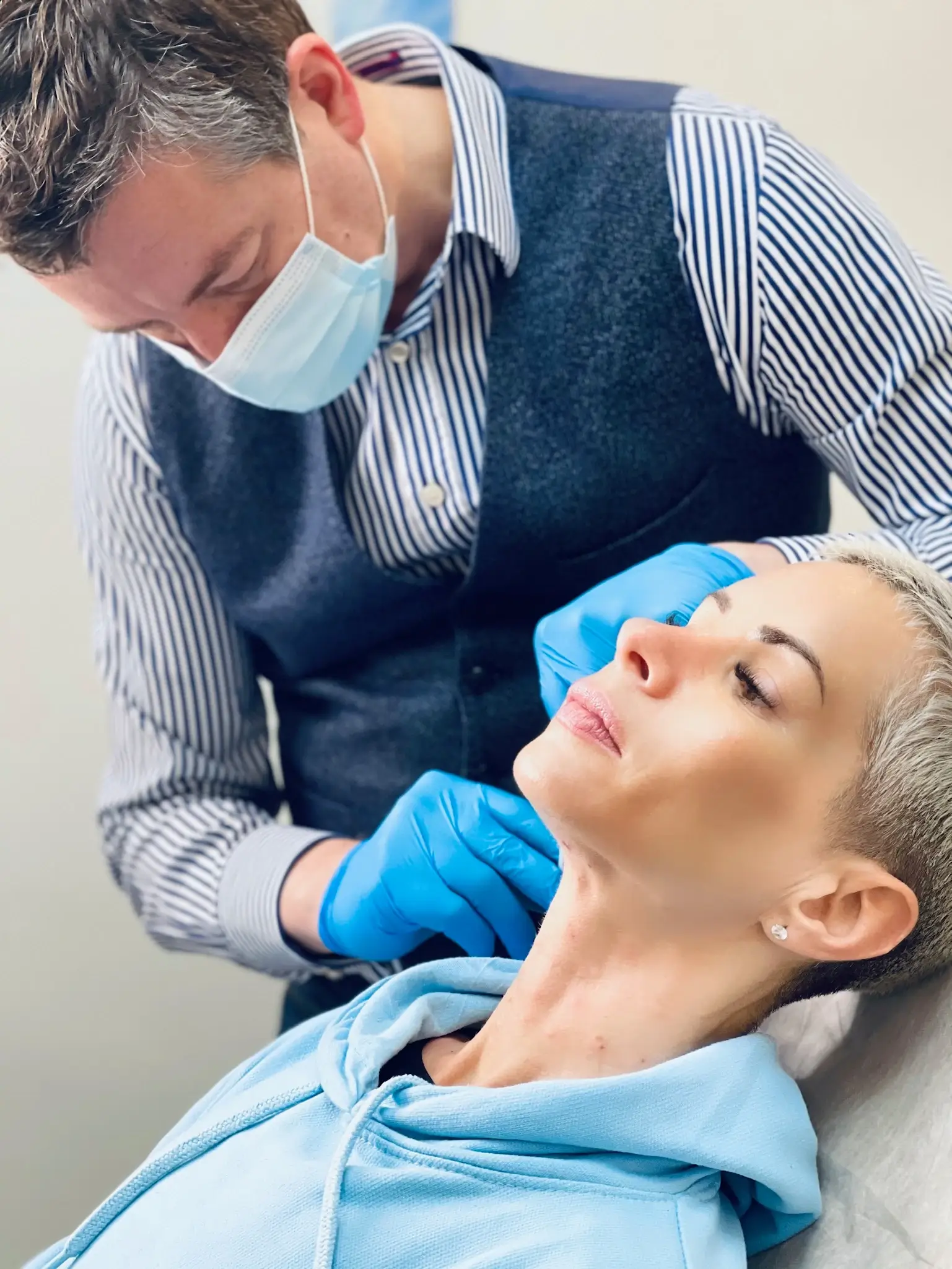 female patient gets anti-wrinkle botox treatment by doctor at skinoza clinic