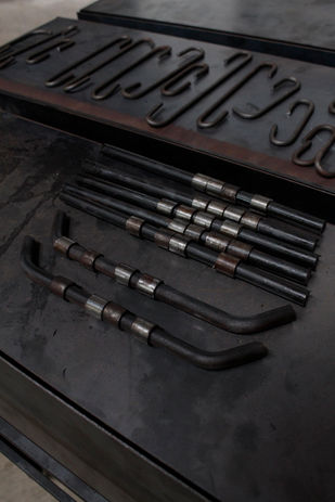 Fabricación de ganchos metálicos para carro auxiliar de barbería en taller propio