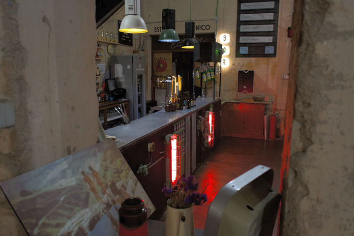 Iluminación integrada en barra de bar industrial de acero