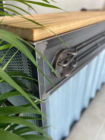 Detalle de elementos mecánicos integrados en mostrador industrial de acero