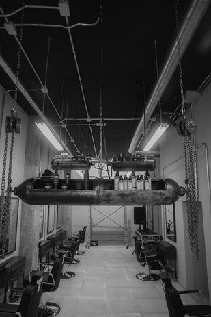 Mostrador industrial colgante fabricado en acero con bombonas recicladas en Gran canaria