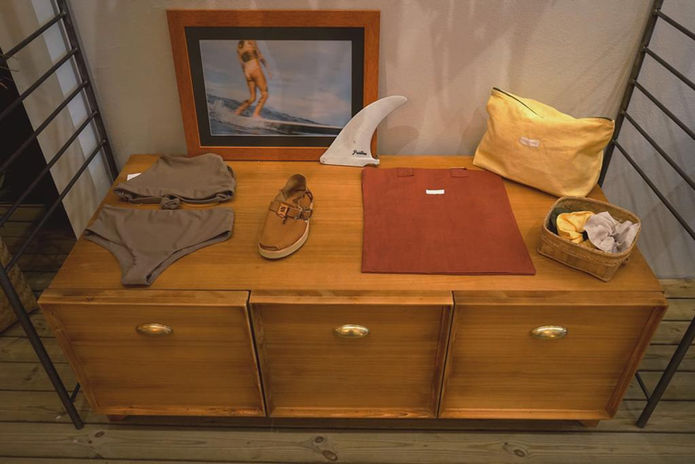 Cajonera de madera maciza integrada en mobiliario industrial para tienda de surf