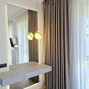 Rideaux satinés & voilages légers — Élégance intemporelle