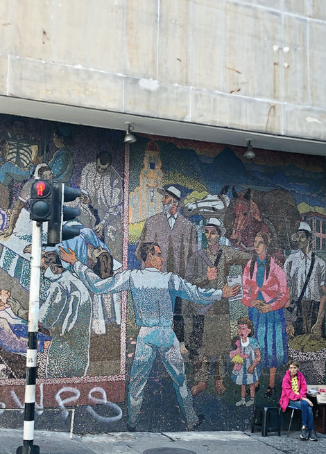 Mural en mosaico El Campesino y la Seguridad Social del artista colombiano Rodrigo Arena Betancourt, 1955.
Ubicado en la esquina del edificio de la clínica del antiguo Seguro Social, donde actualmente se encuentra Clínica Los Nevados.