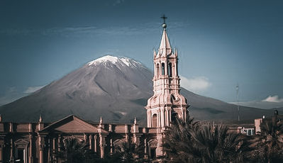 Départ pour Arequipa, entourée de volcans et célèbre pour son patrimoine colonial et sa culture andine, une étape incontournable au Pérou.