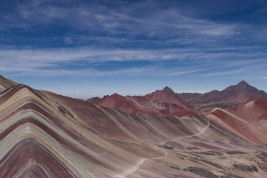
Vinicunca, surnommée la Montagne Arc-en-ciel, est une merveille naturelle des Andes péruviennes. Sa beauté unique, avec ses bandes colorées, en fait une destination prisée des randonneurs. Cependant, son altitude élevée et ses conditions climatiques peuvent représenter un défi. Malgré cela, l'ascension de Vinicunca offre une expérience spectaculaire, mêlant paysages époustouflants et richesse culturelle des communautés locales.





