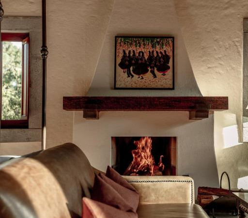 Coin salon cosy avec cheminée privée pour les soirées fraîches dans une Casita Valley View, Las Casitas, A Belmond Hotel
