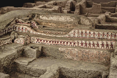Fresques murales polychromes de la civilisation Moche exceptionnellement conservées sur la pyramide Huaca Cao Viejo, au sein du complexe archéologique d'El Brujo près de Trujillo. Explorez les trésors du Pérou avec Grain de Voyageur.