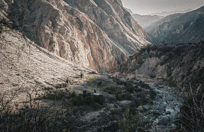 Rivière Colca serpentant au fond du canyon entourée de falaises abruptes.