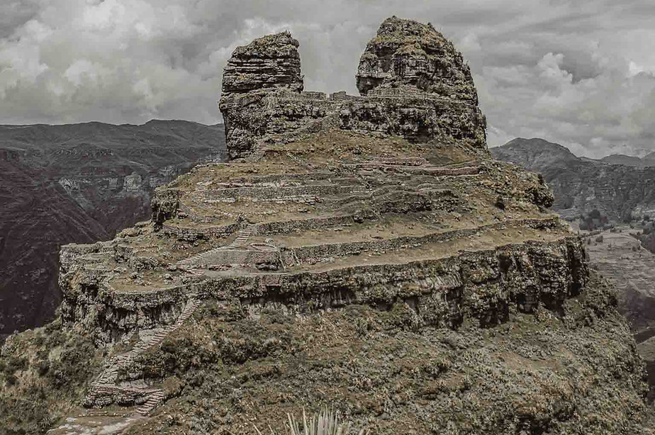 Détail des formations rocheuses en cornes de la cité archéologique de Waqrapukara, Graine de Voyageur, voyage sur mesure, haut de gamme.