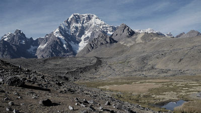 Photo de la Vallée de Jampa, un paysage andin avec ses montagnes, ses pâturages et ses troupeaux de lamas, située sur le trek d’Ausangate au Pérou.