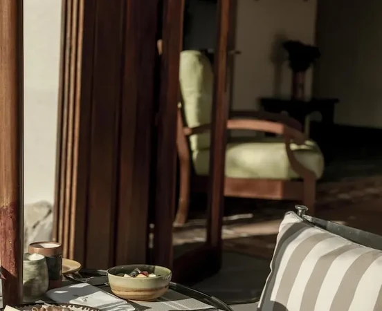 Petit-déjeuner royal servi sur terrasse privée avec vue sur les jardins et montagnes, Las Casitas Belmond