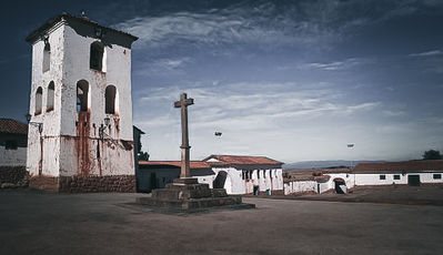 Photo de Chinchero, un village inca avec ses terrasses agricoles, son église coloniale et ses ateliers de tissage traditionnel dans la Vallée Sacrée du Pérou.