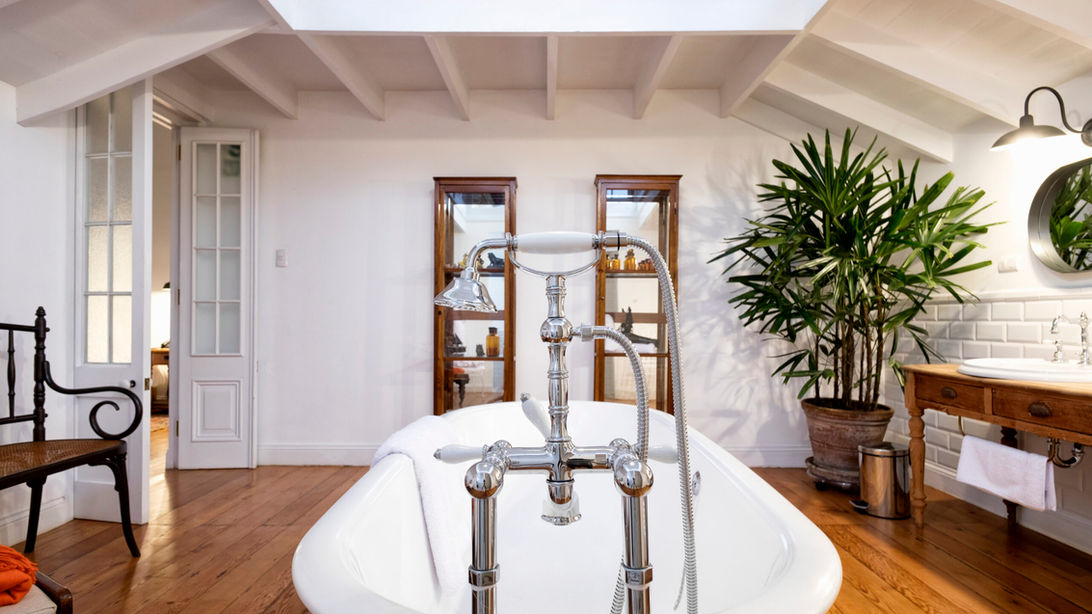 Salle de bain lumineuse avec baignoire sur pied et style épuré à la Villa Barranco, établissement d'exception situé à Lima.
