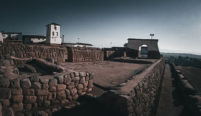 Photo de Chinchero, avec ses terrasses agricoles incas, son église coloniale et ses artisans tisserands, au cœur de la Vallée Sacrée du Pérou.