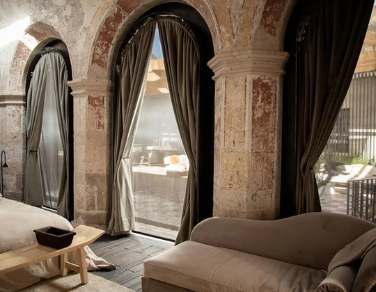 Architecture coloniale Arequipa arches en pierre et rideaux de lin suite Boveda hotel Relais & Châteaux.