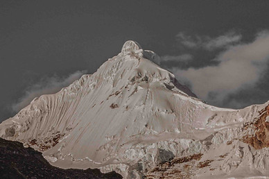 Le sommet enneigé de l'Alpamayo dans la Cordillère Blanche au Pérou. Un paysage de haute montagne et un trek incontournable partagés par Grain de Voyageur.