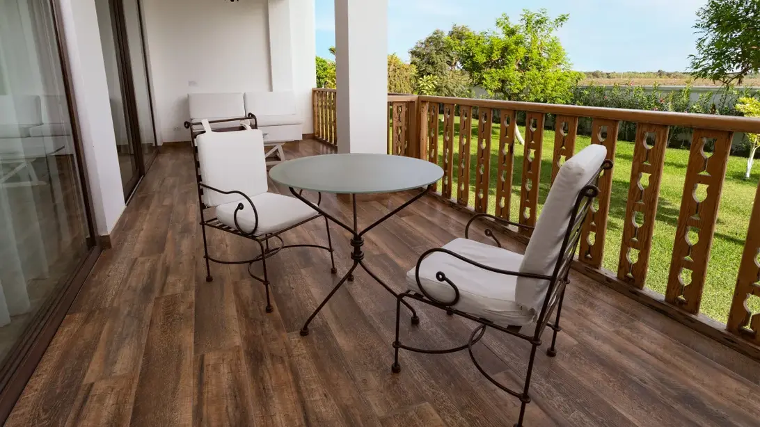 Balcon privé de la suite de l'Hacienda Viñas Queirolo, Ica Pérou, terrasse exclusive avec table et chaises, vue directe sur le vignoble pour un séjour sur mesure, Graine de Voyageur