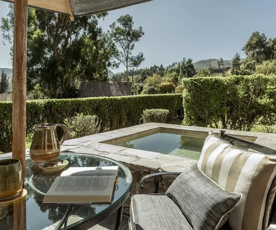 Terrasse en pierre avec piscine privée chauffée entourée de jardins verdoyants à Las Casitas, A Belmond Hotel