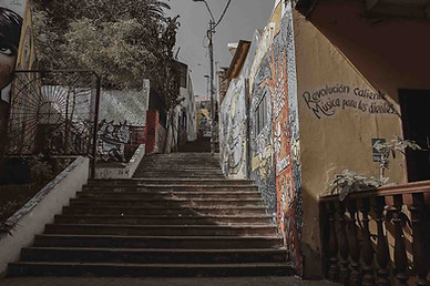Ruelle pittoresque en escalier ornée de street art et de fresques murales dans une ville du Pérou. Une immersion dans la culture urbaine avec Grain de Voyageur. Baranco Lima 