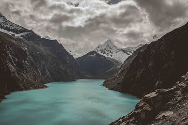 Vue panoramique sur la Laguna Parón, le plus grand lac turquoise de la Cordillère Blanche au Pérou. Une randonnée nature recommandée par Grain de Voyageur.