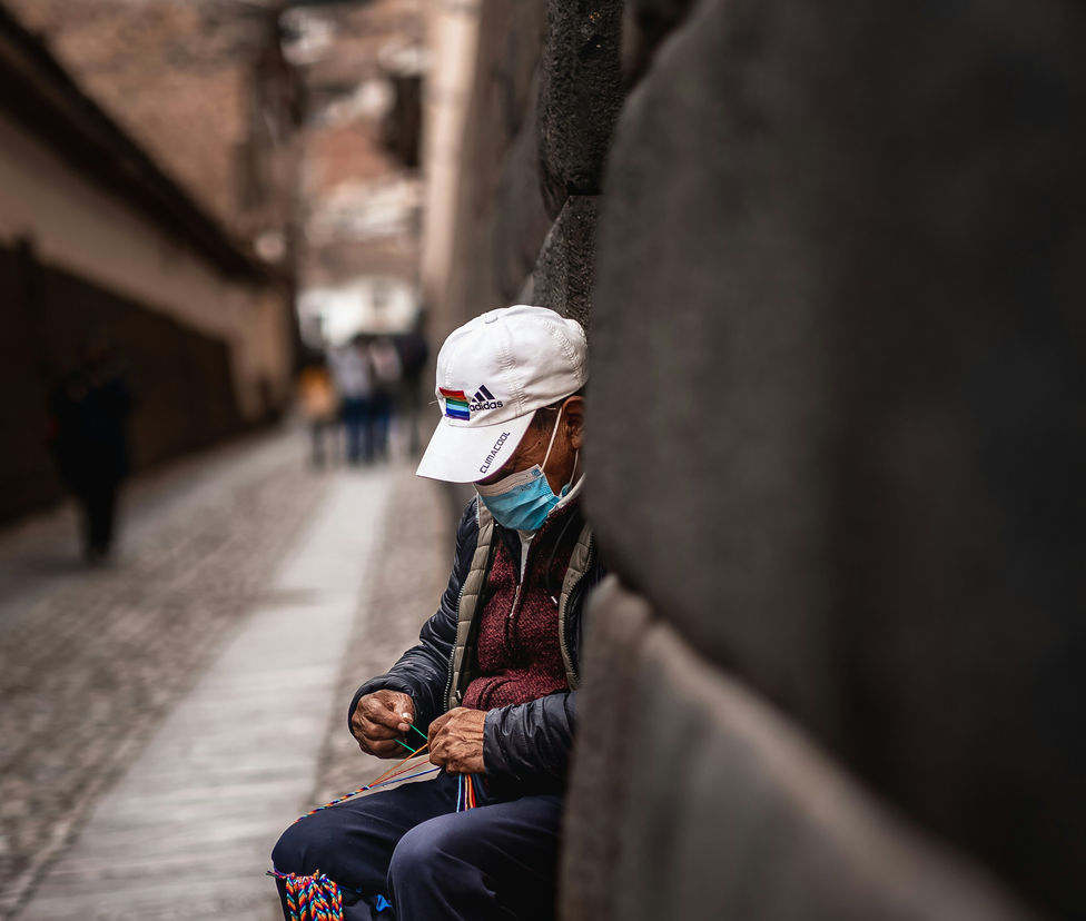 Graine de Voyageur est votre agence de voyage locale au Pérou, dédiée à vous faire découvrir le Pérou de manière unique et authentique. Explorez Cusco, le cœur battant de l'Empire Inca, où la statue imposante de l'Inca Pachacutec domine la Plaza de Armas, témoignant de la grandeur historique de cette civilisation. Flânez dans le marché San Pedro, un véritable trésor local où vous pouvez goûter à la richesse de la cuisine péruvienne et admirer des produits artisanaux colorés. Visitez la forteresse de Sacsayhuamán, un chef-d'œuvre de l'ingénierie inca offrant une vue imprenable sur la ville et un aperçu des traditions ancestrales lors des célébrations de l'Inti Raymi.
Avec Graine de Voyageur, plongez également dans l'authenticité des marchés traditionnels de tissus, où chaque pièce raconte l'histoire des techniques de tissage transmises de génération en génération. Nos visites sont conçues pour vous immerger dans la culture péruvienne, vous connectant directement avec son peuple et ses traditions. Choisissez Graine de Voyageur pour une expérience péruvienne réellement inoubliable.