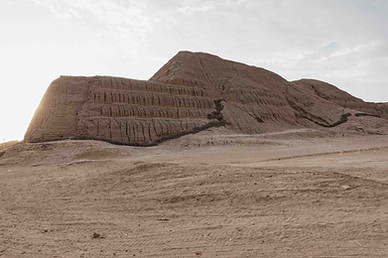 Ancienne pyramide précolombienne en briques d'adobe sur le site archéologique des Huacas près de Trujillo. L'histoire du Pérou explorée par Grain de Voyageur.
