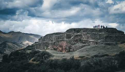 Photo de Puca Pucara, une forteresse inca surnommée la "Forteresse Rouge", avec ses murs en pierre et ses vues spectaculaires sur la vallée de Cusco.