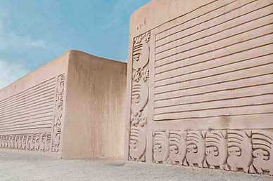 Détails architecturaux et frises sculptées en adobe sur le site archéologique précolombien de Chan Chan au Pérou. Une découverte culturelle avec Grain de Voyageur.