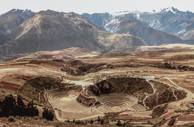 Vue en plongée des terrasses agricoles circulaires concentriques de Moray.