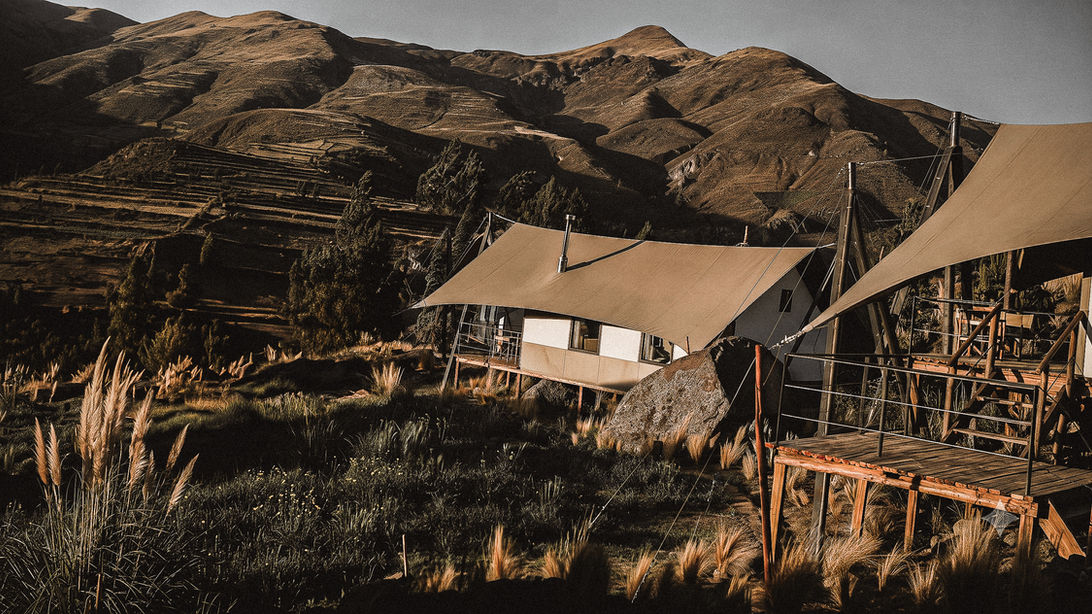 Intégration paysagère des pavillons de luxe de l'hôtel Puqio au milieu des terrasses millénaires du Canyon de Colca, expertise Graine de Voyageur.