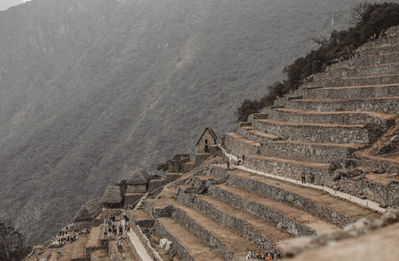 Voyage luxe Pérou - Architecture en pierre et terrasses agricoles du sanctuaire historique du Machu Picchu.