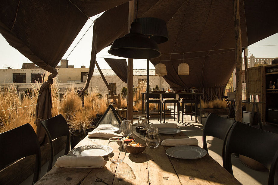 Rooftop terrasse vue panoramique hotel Cirqa Arequipa avec tente design et table pour apéritif coucher de soleil