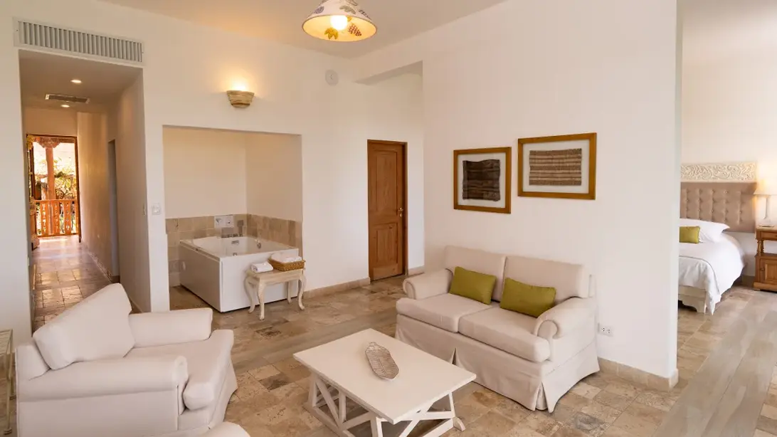 Salon séparé et élégant d'une suite de luxe à l'Hacienda Viñas Queirolo, Ica Pérou, espace de vie lumineux avec décoration exclusive, hôtel vignoble, Graine de Voyageur