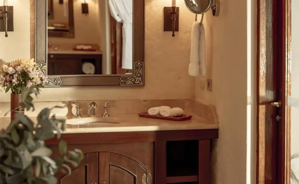 Salle de bain luxueuse en marbre avec double vasque dans une Casita Valley View à Las Casitas, A Belmond Hotel, Pérou
