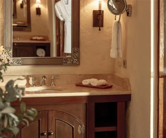 Salle de bain luxueuse en marbre avec double vasque dans une Casita Valley View à Las Casitas, A Belmond Hotel, Pérou