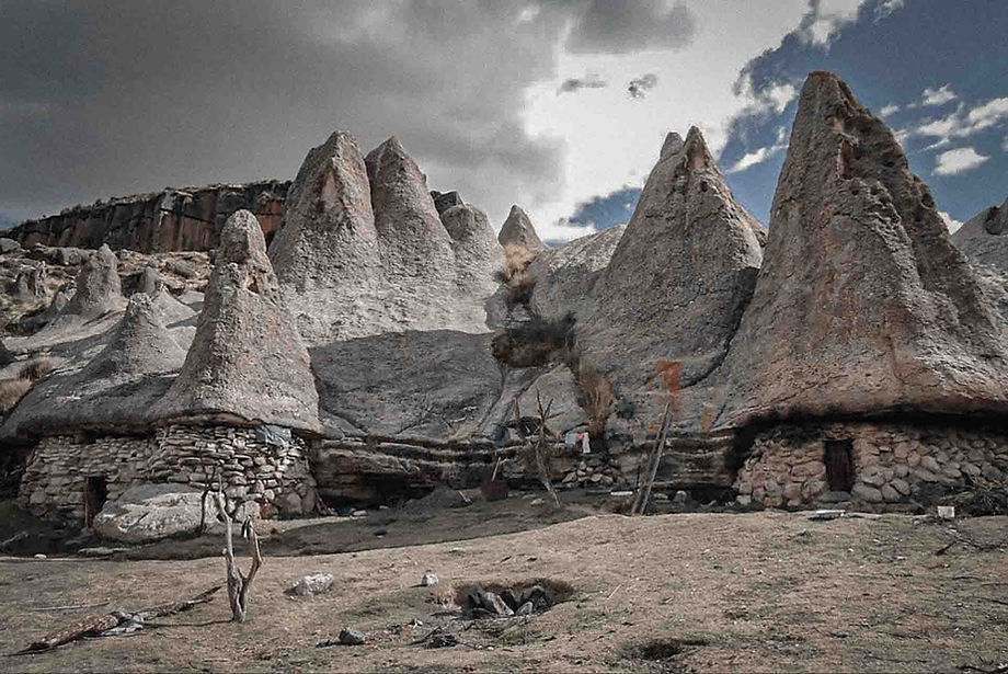 Habitations traditionnelles nichées sous les rochers de Pampachiri, Graine de Voyageur, voyage sur mesure, haut de gamme.