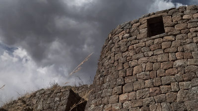 Photo des tours de contrôle de Pisac, structures incas stratégiques dominant la Vallée Sacrée et offrant une vue panoramique spectaculaire.