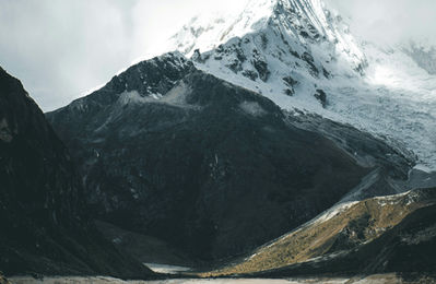 Sentier menant à la Laguna 69, entre cascades et montagnes andines, une destination emblématique de trekking au Pérou.