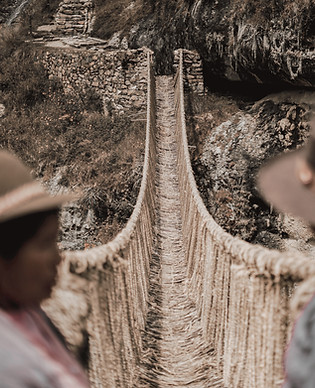 Pont suspendu traditionnel inca tressé en cordes de fibres végétales franchissant une gorge. Immersion à Q'eswachaka par l'agence Graine de Voyageur.