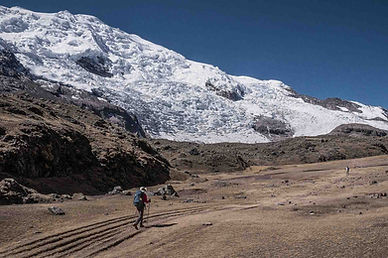 Ascension souveraine vers les glaciers de l'Ausangate lors du franchissement du col Arapa. Une expérience de possession de l'immensité et de silence minéral pour un voyage sur mesure haut de gamme au Pérou avec l'expertise de l'agence locale francophone Graine de Voyageur.