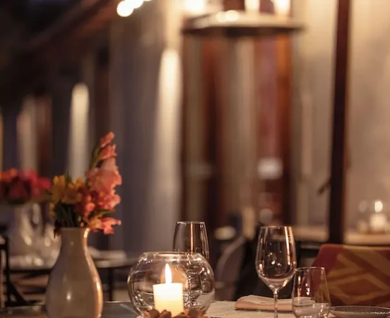 Dîner romantique aux chandelles servi en extérieur sur une terrasse privée à Las Casitas, A Belmond Hotel