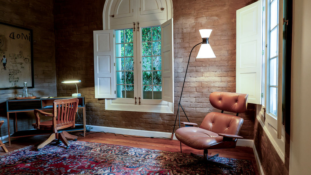 Espace bureau et coin lecture avec fauteuil design dans une suite de la Villa Barranco, hôtel historique situé à Barranco, Lima.