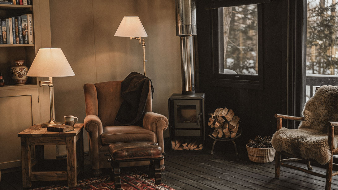 Salon privé avec cheminée et peau de mouton à l'hôtel Puqio : atmosphère feutrée et refuge de luxe dans les Andes péruviennes par Graine de Voyageur.