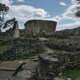 Ruines de Kuelap, ancienne ville fortifiée des Chachapoyas, symbole de la vie andine préincaïque dans le nord du Pérou.