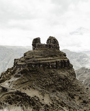 Forteresse archéologique en pierre bâtie au sommet d'une spectacable formation montagneuse en forme de cornes. Expédition vers l'énigme de Waqrapukara par Graine de Voyageur.