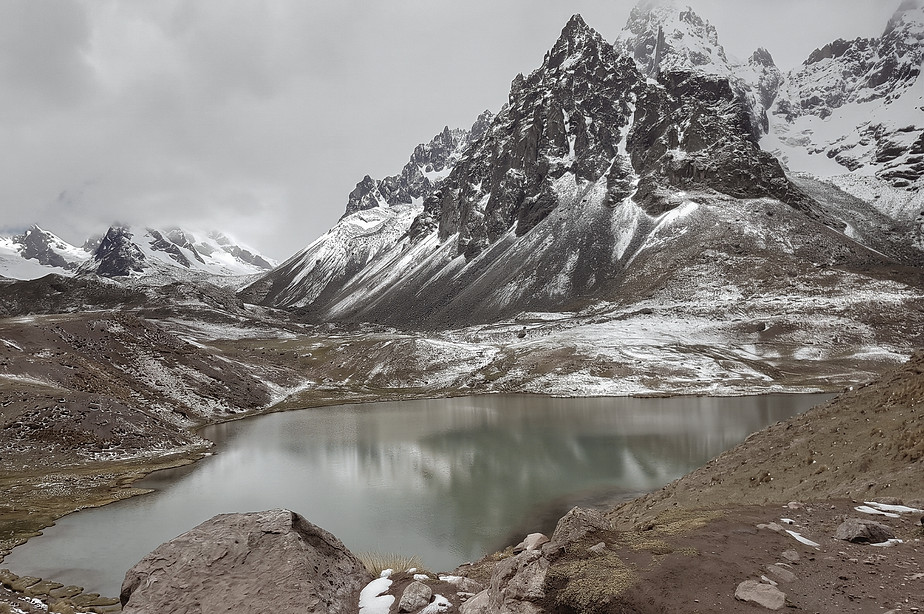 La lagune glaciaire sauvage d'Humantay au pied des sommets andins enneigés, paysage exclusif et minéral du premier jour de l'expédition Salkantay, Pérou.
