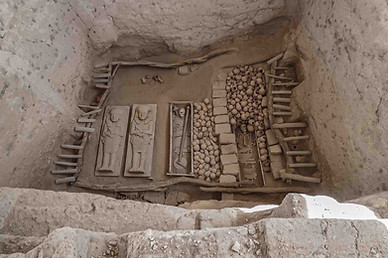Vestiges archéologiques de la tombe funéraire du Seigneur de Sipán sur le site de Huaca Rajada près de Chiclayo au Pérou. Une découverte majeure de la culture Moche à explorer avec Grain de Voyageur.